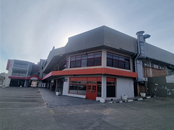 2 400  m² Retail Space