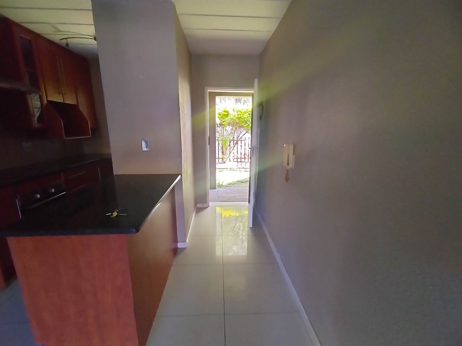 2 Bed Townhouse in Radiokop photo number 8