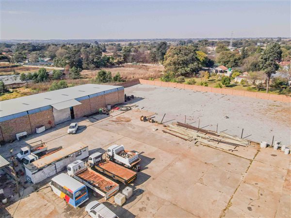 2 100  m² Commercial space