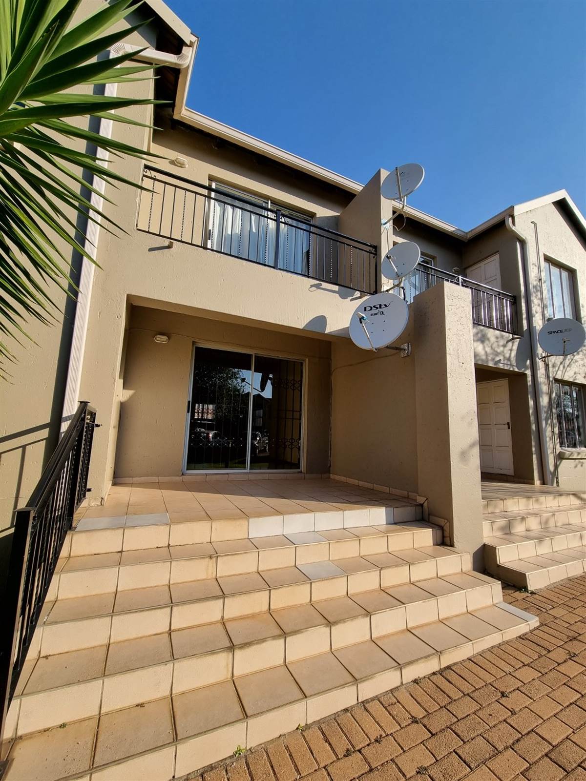 1 Bed Apartment in Ruimsig photo number 2