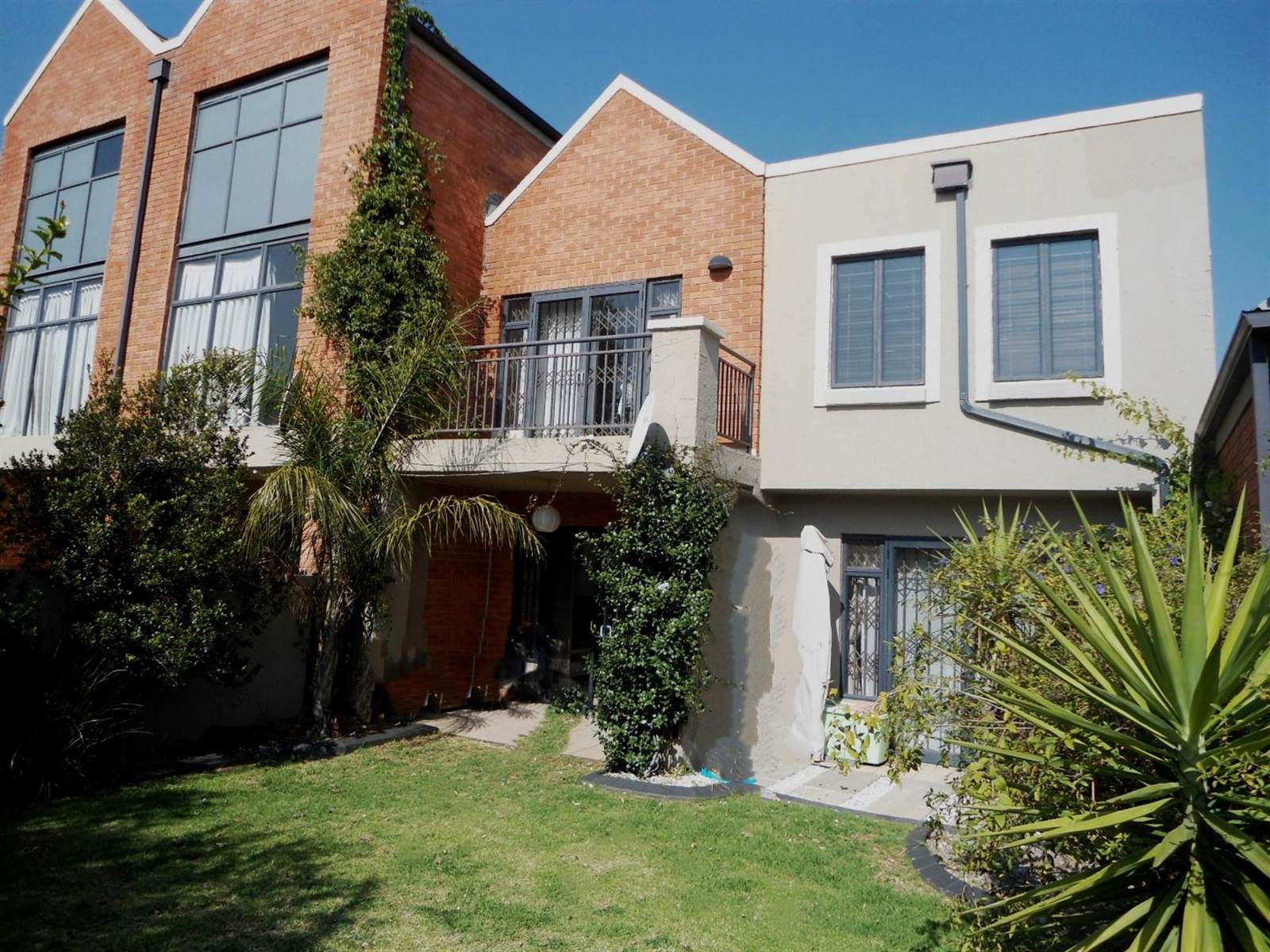 2 Bed Townhouse in Cresta photo number 1