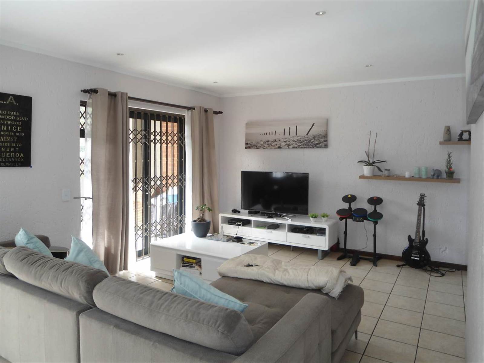 2 Bed Townhouse in Cresta photo number 3