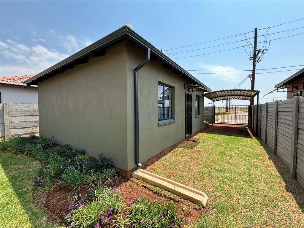 2 Bed House in Protea North photo number 11