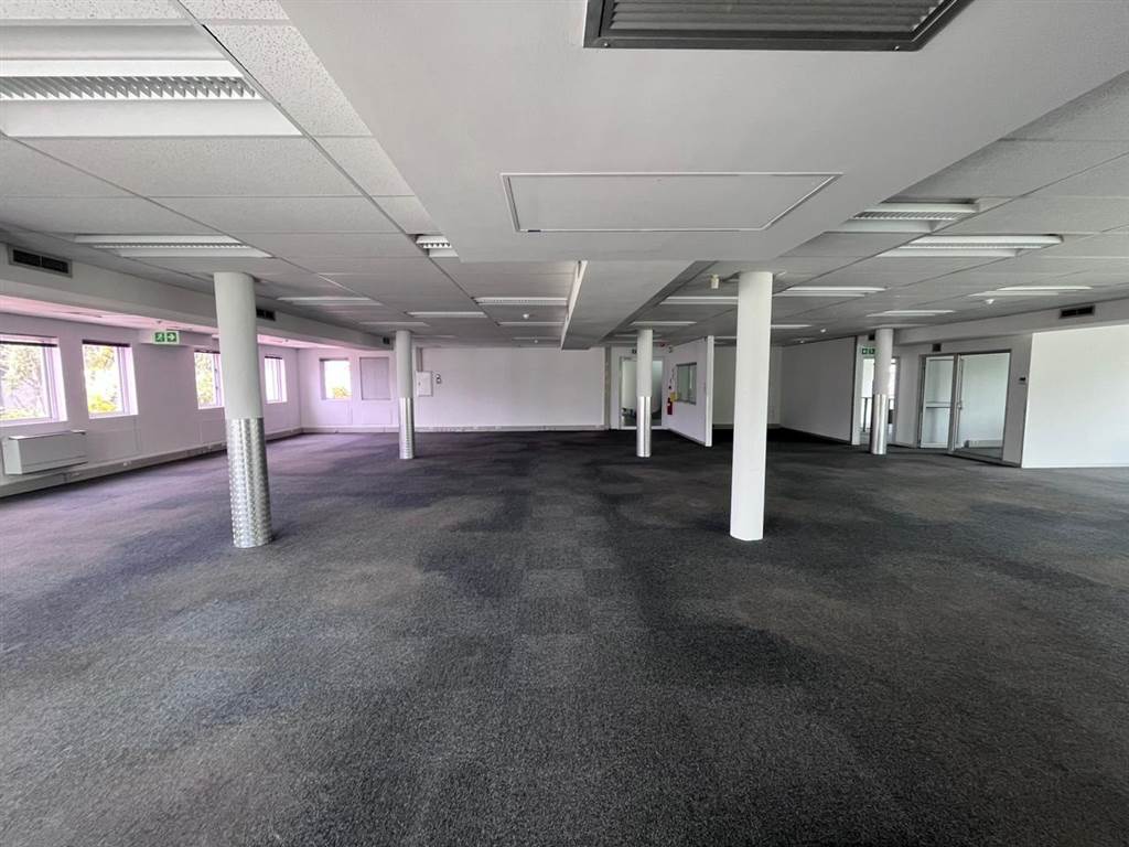 337  m² Retail Space in Techno Park photo number 4