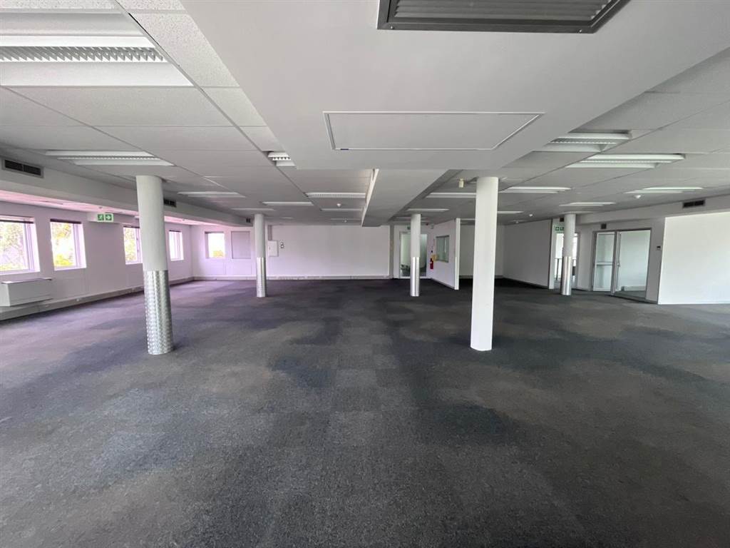 337  m² Retail Space in Techno Park photo number 2