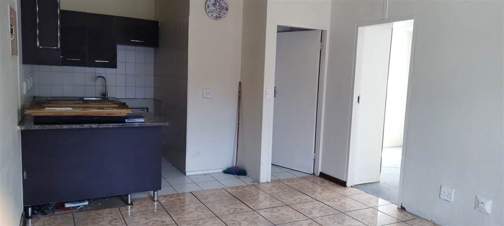 3 Bed Apartment in Naturena photo number 3