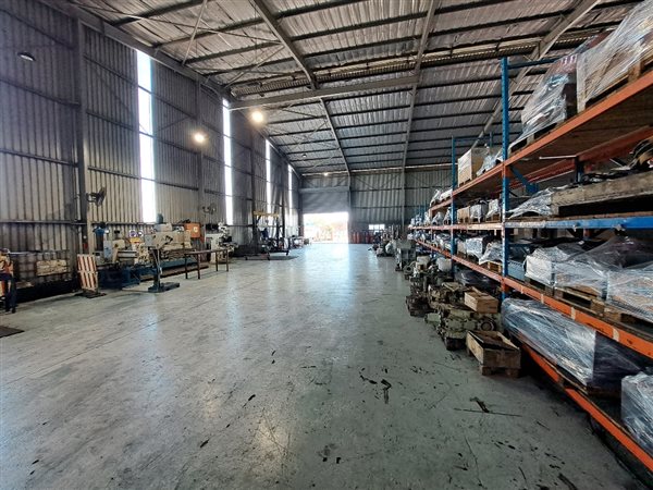 3000  m² Industrial space in Alton