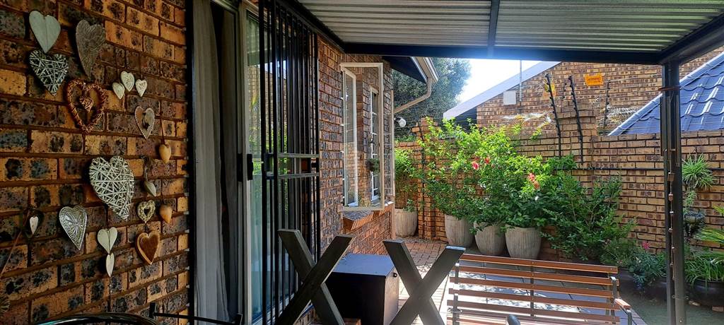 2 Bed Townhouse in Highveld photo number 25