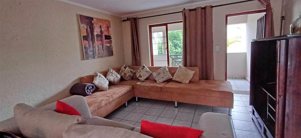 2 Bed Apartment in Marais Steyn Park photo number 3