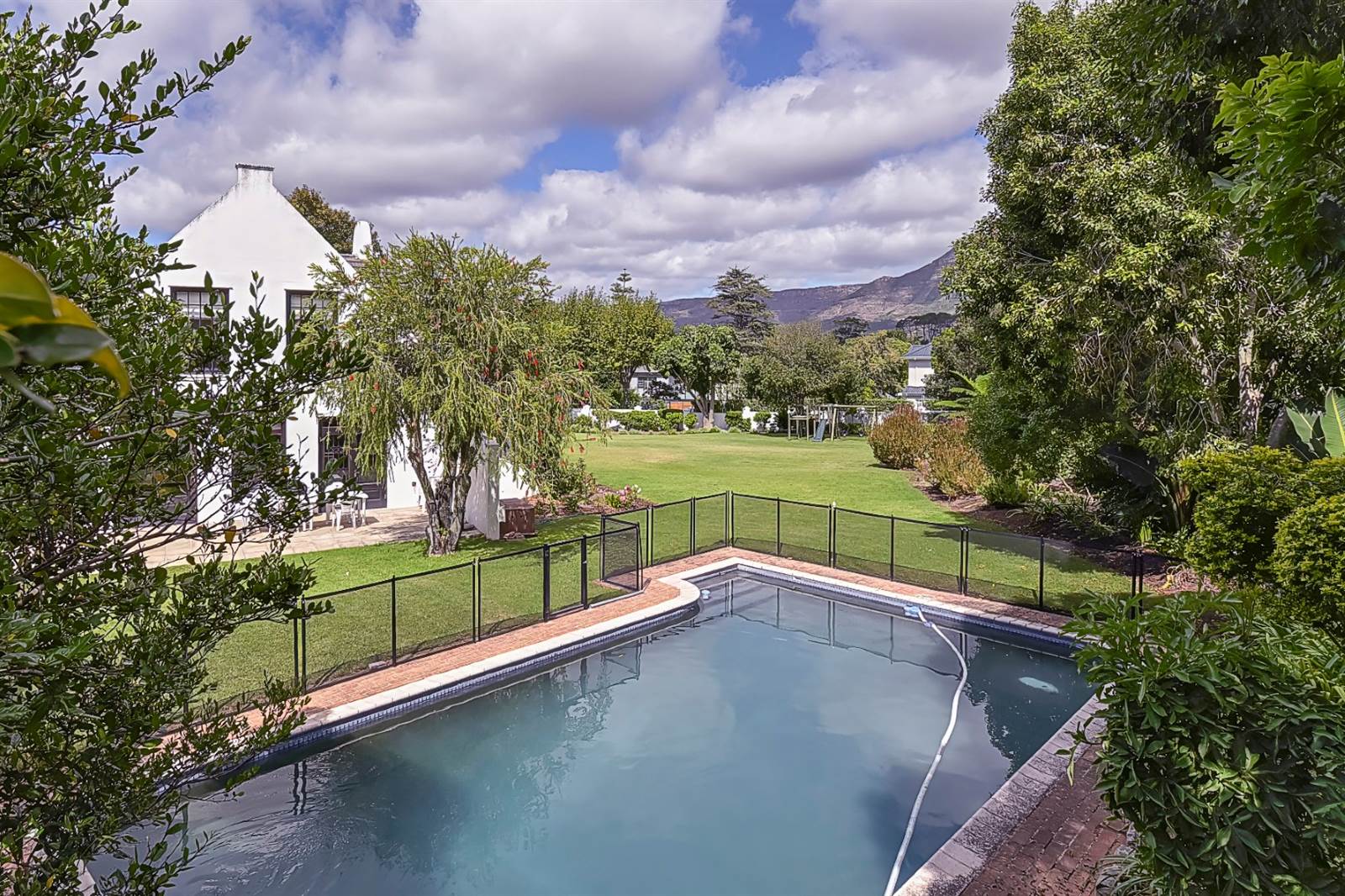 8 Bed House in Constantia photo number 3