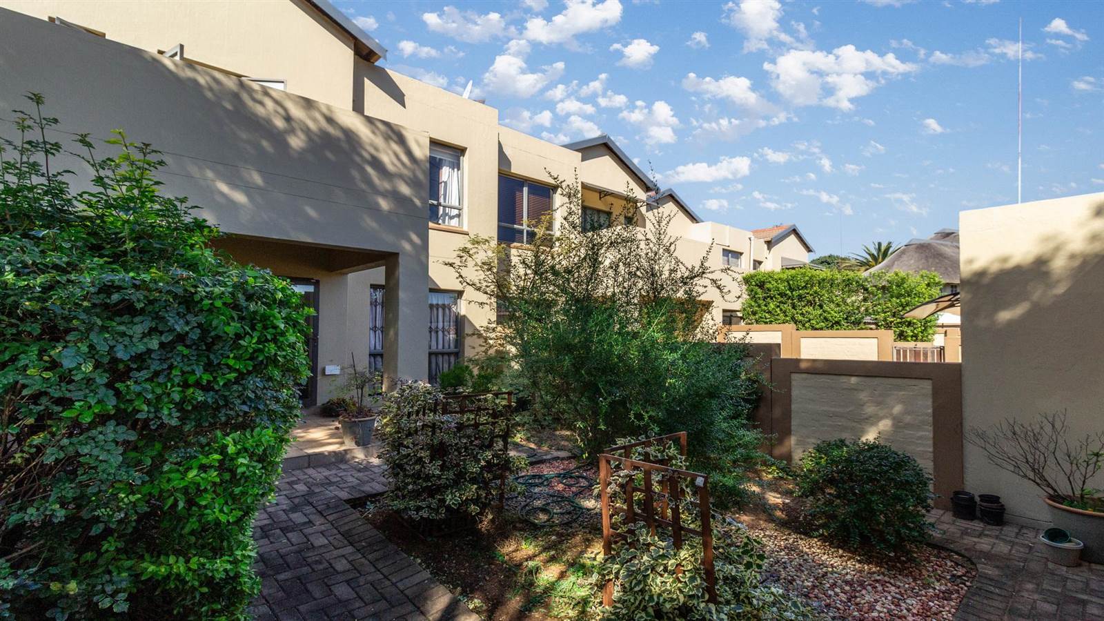 3 Bed Townhouse in Northcliff photo number 2