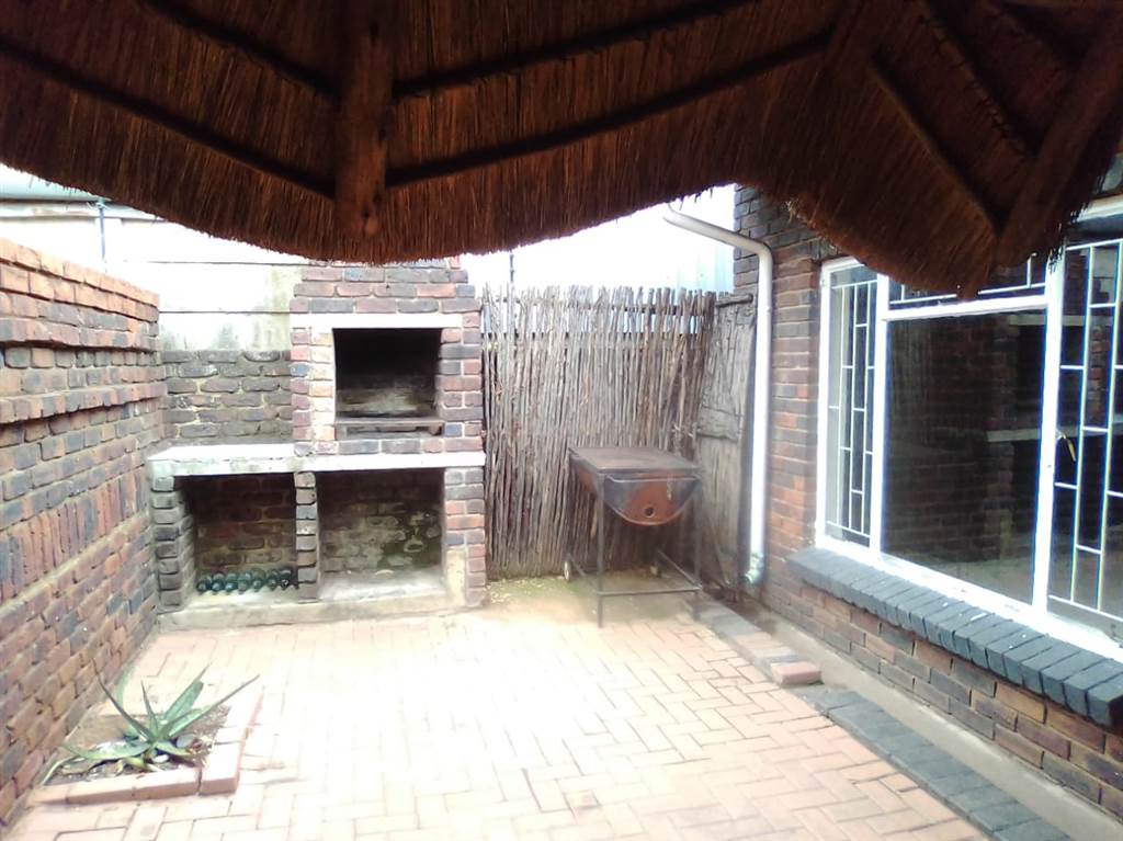 2 Bed House in Rustenburg Central photo number 10