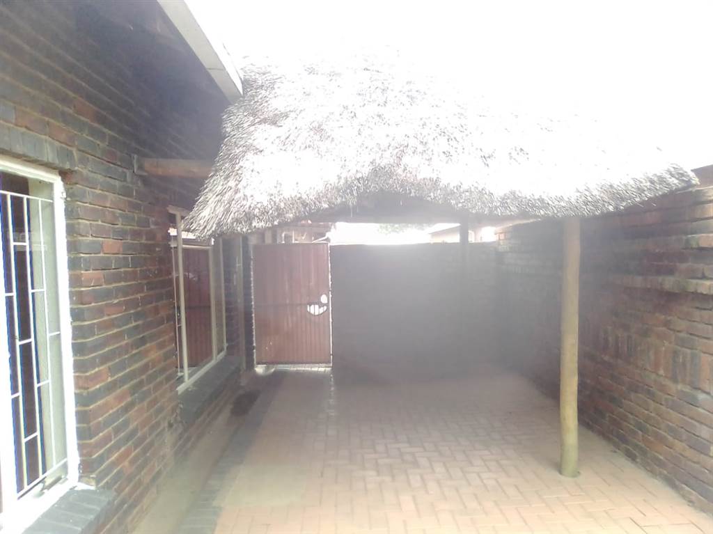2 Bed House in Rustenburg Central photo number 11