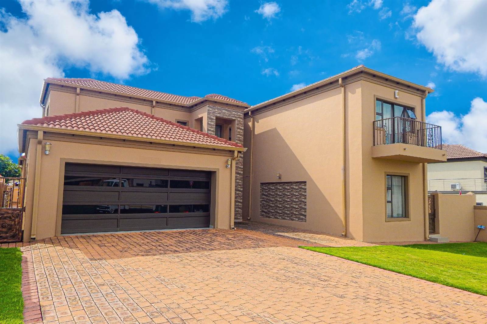 5 Bed House in Blue Valley Golf Estate photo number 1