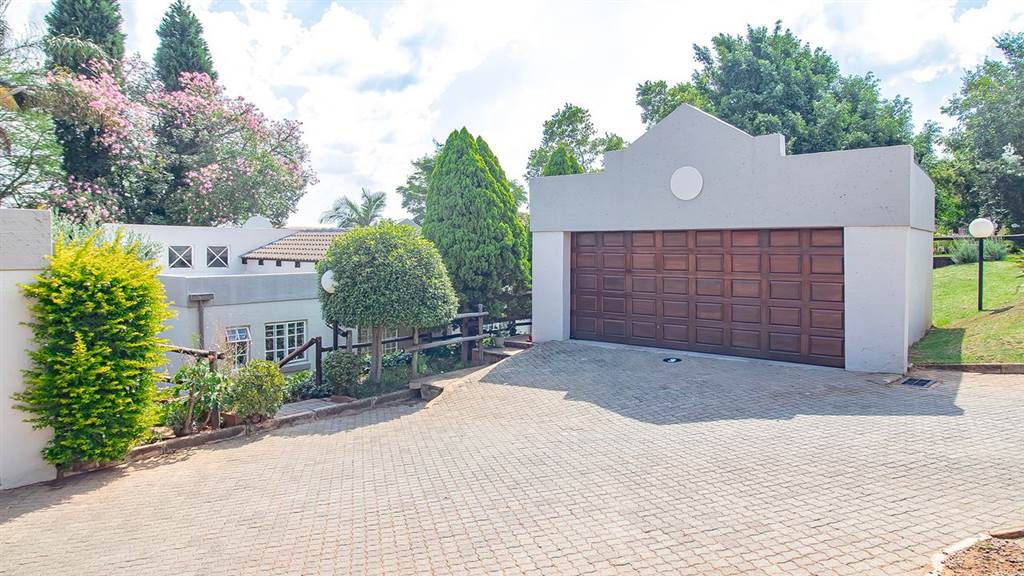 3 Bed Townhouse in Waterkloof Ridge photo number 30