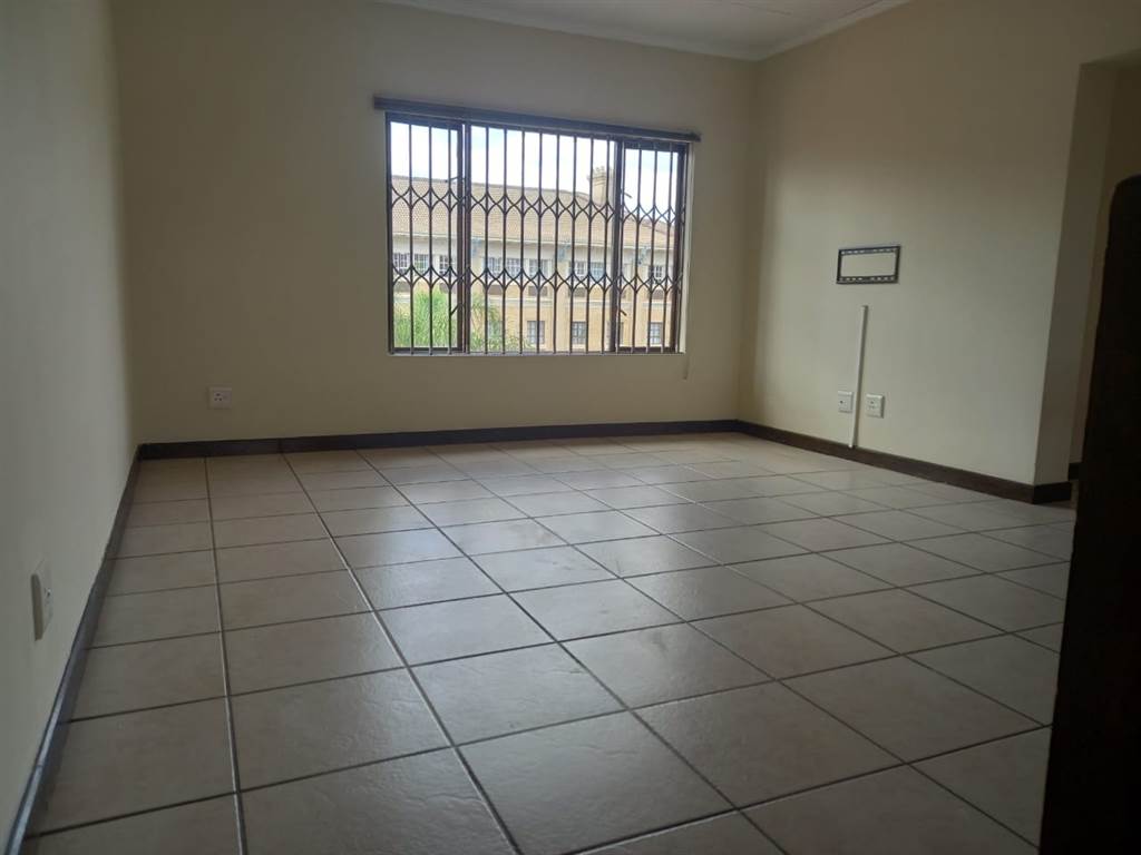 2 Bed Apartment in Sunninghill photo number 14