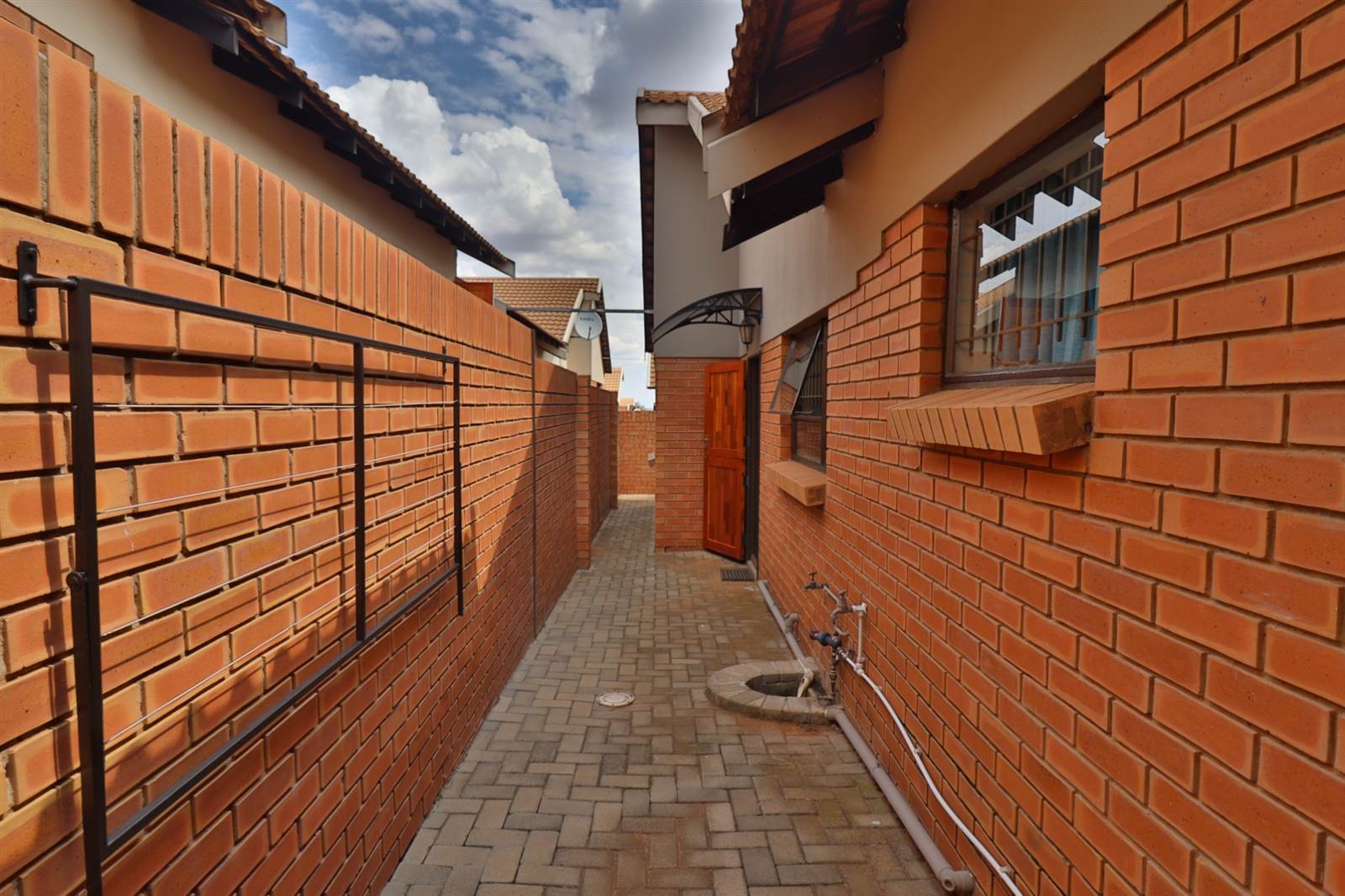 2 Bed Townhouse in Spitskop photo number 17
