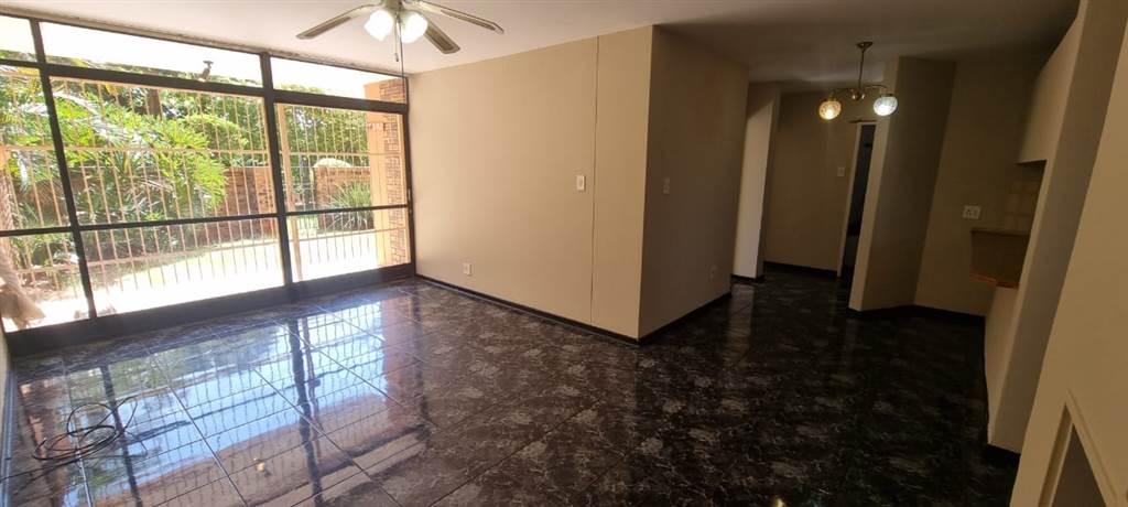 3 Bed Apartment in Sinoville photo number 1
