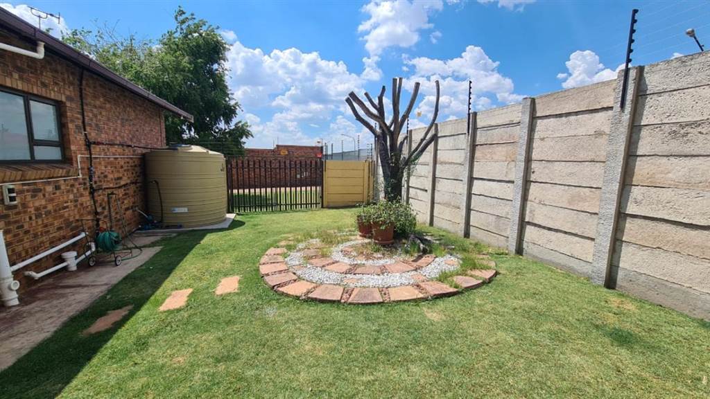 4 Bed House in Secunda photo number 16