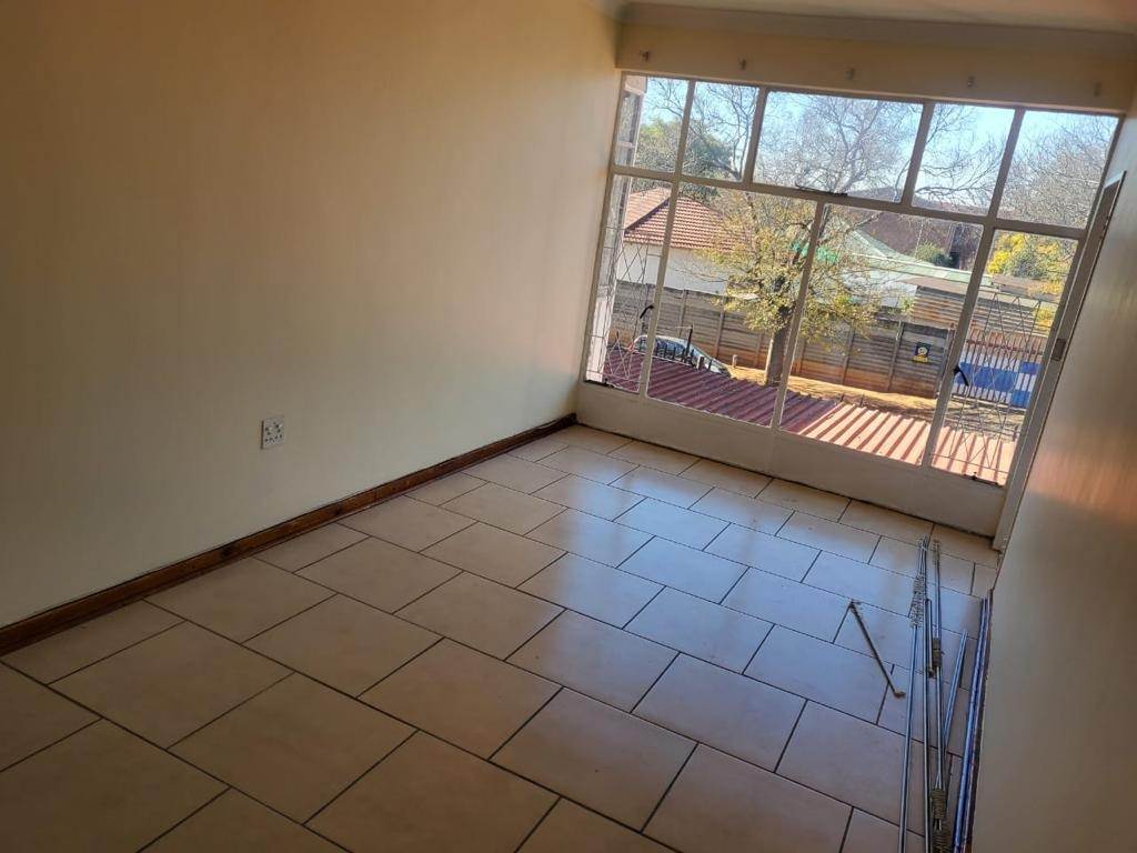 1.5 Bed Apartment in Brakpan Central photo number 5