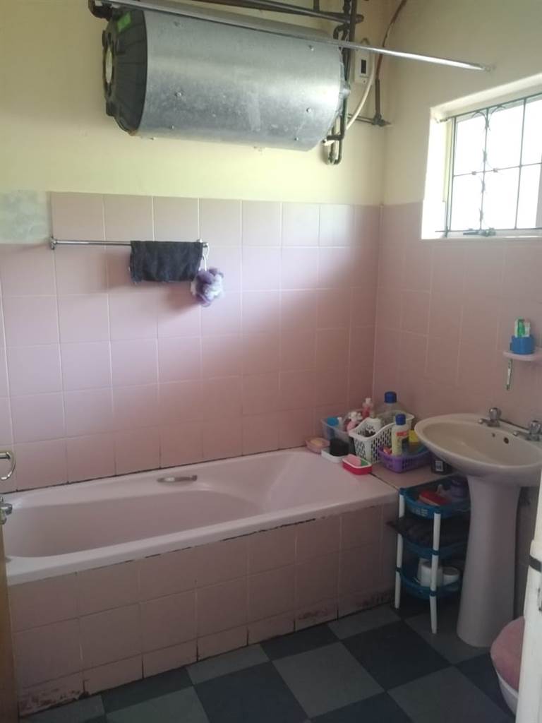 3 Bed Apartment in Empangeni Central photo number 12