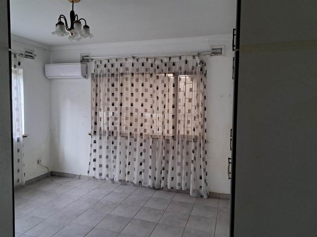 3 Bed House in Merebank East photo number 11