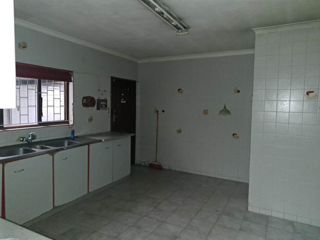 3 Bed House in Merebank East photo number 5