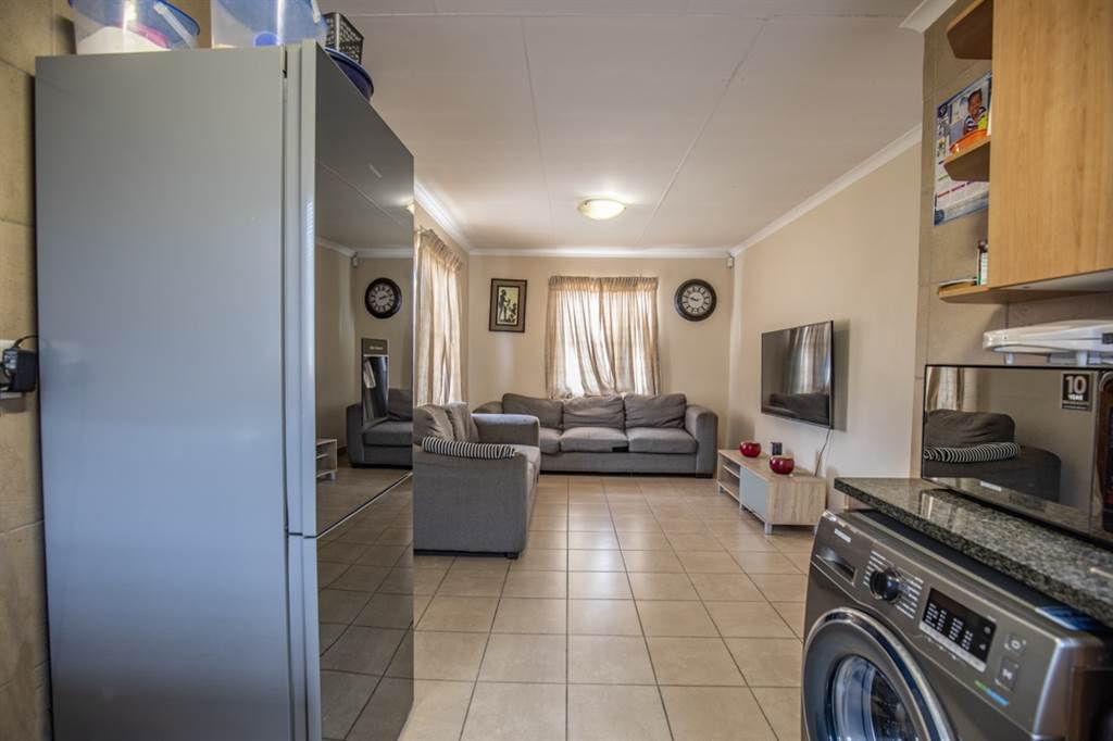 3 Bed House in Olievenhoutbosch photo number 4