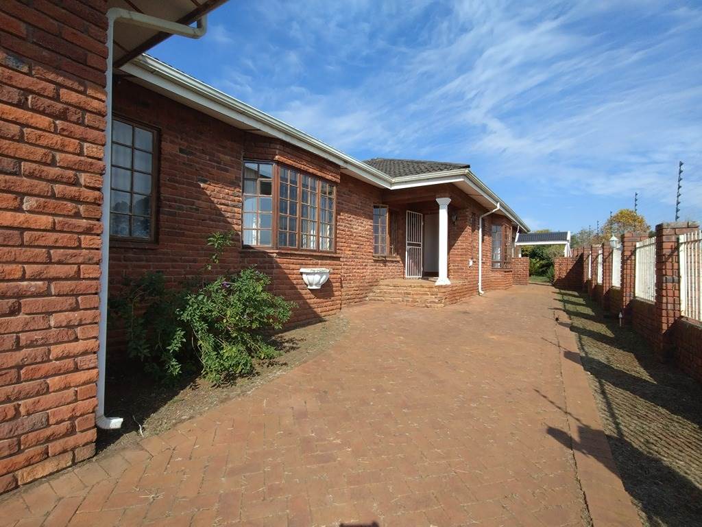 4 Bed House in Howick West photo number 1