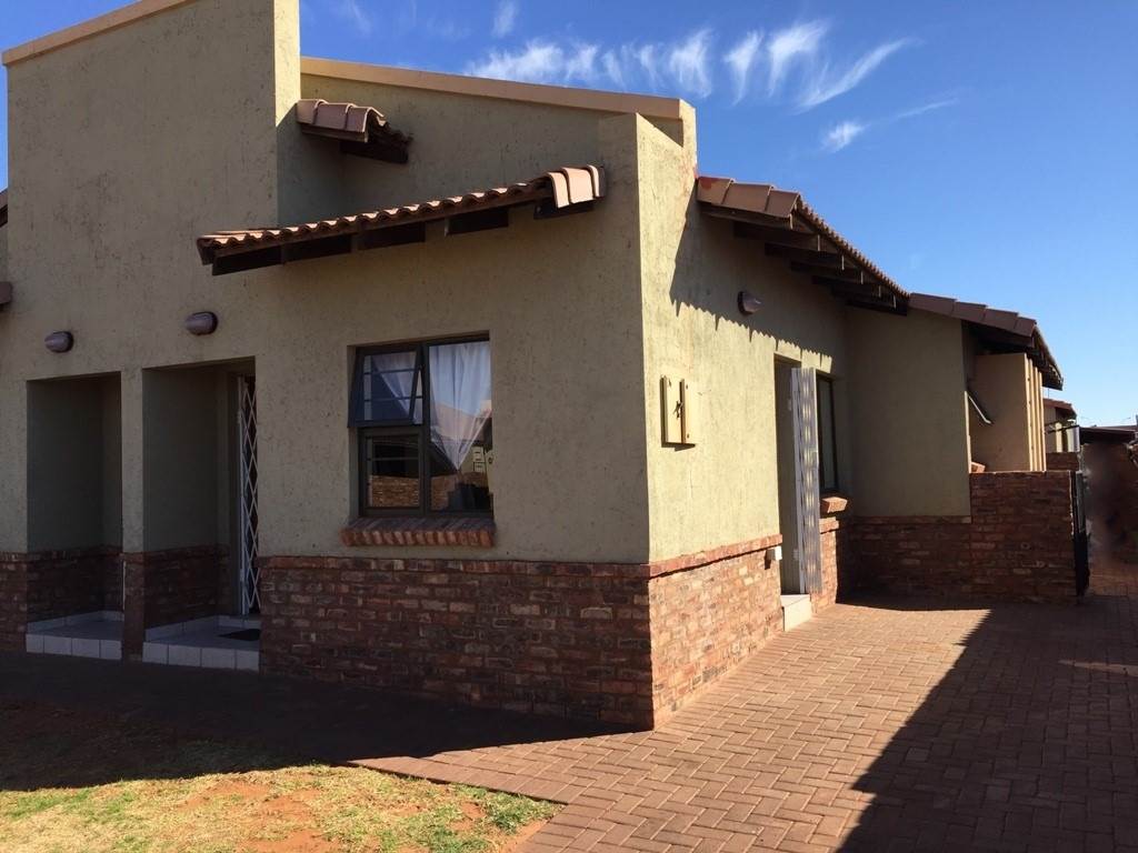 2 Bed Townhouse in Kathu photo number 1