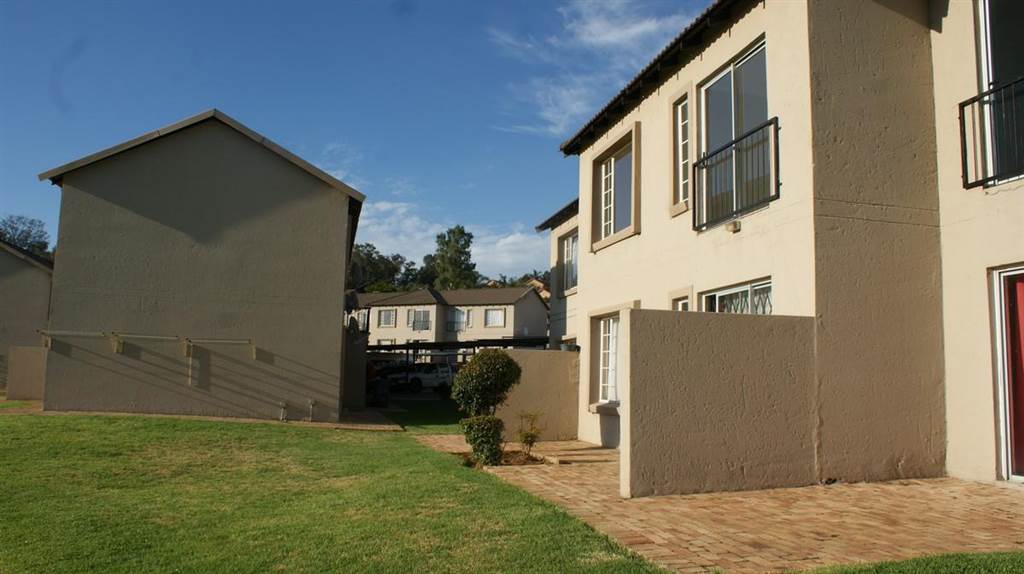 2 Bed Apartment in Wilgeheuwel photo number 1