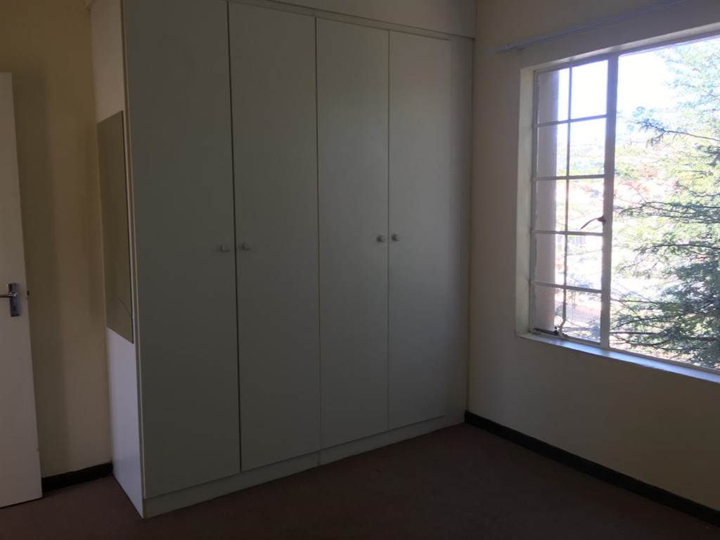 2 Bed Apartment in Wilgeheuwel photo number 11
