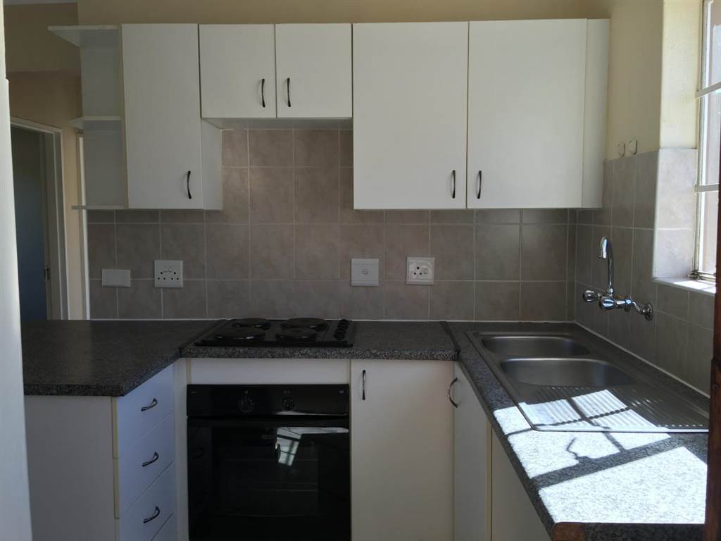2 Bed Apartment in Wilgeheuwel photo number 5