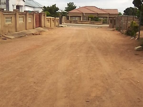 300 m² Land available in Lethlabile