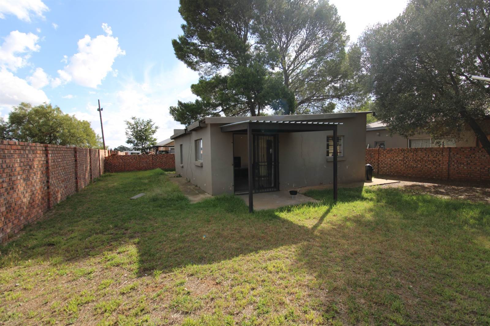 2 Bed Townhouse in Quaggafontein photo number 13