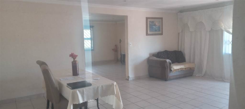 4 Bed House in Meredale photo number 16