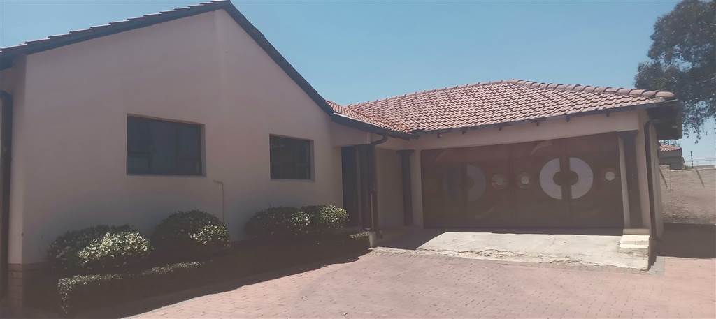 4 Bed House in Meredale photo number 19