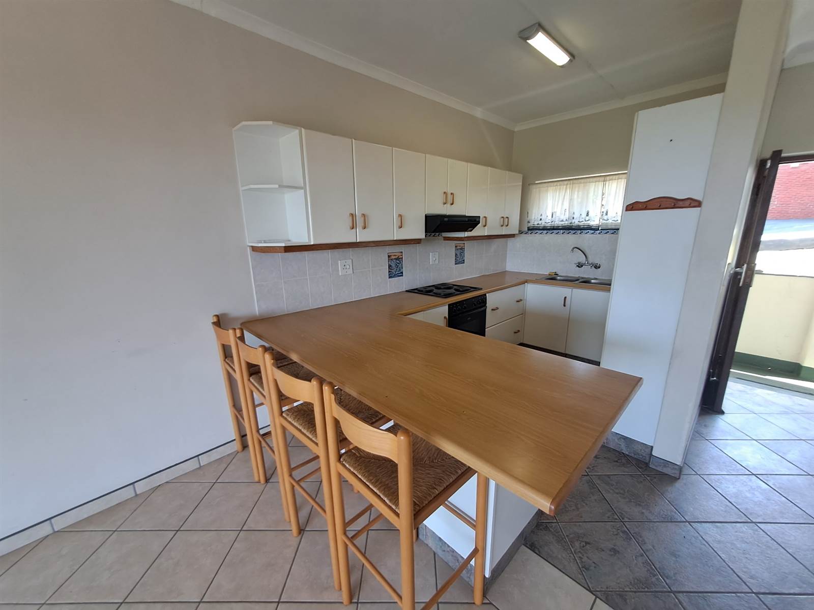 2 Bed Apartment in Umtentweni photo number 8