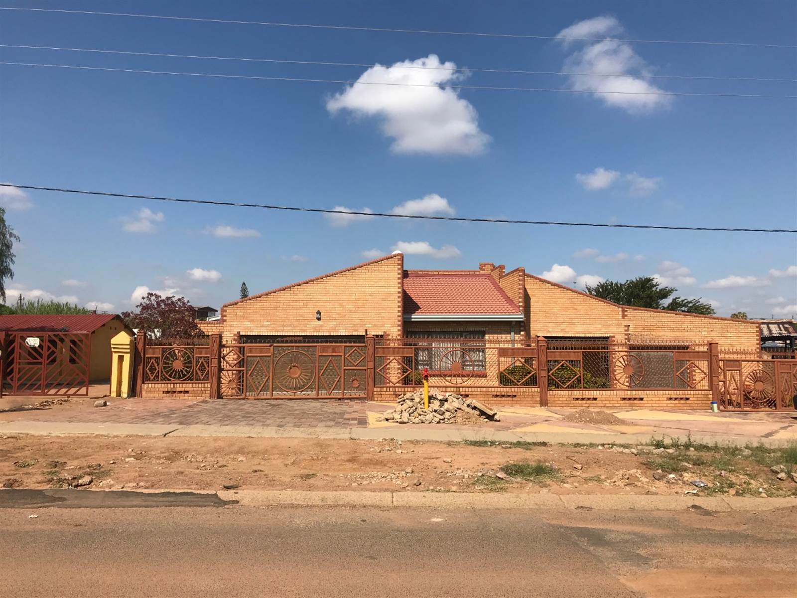 6 Bed House in Mabopane photo number 3