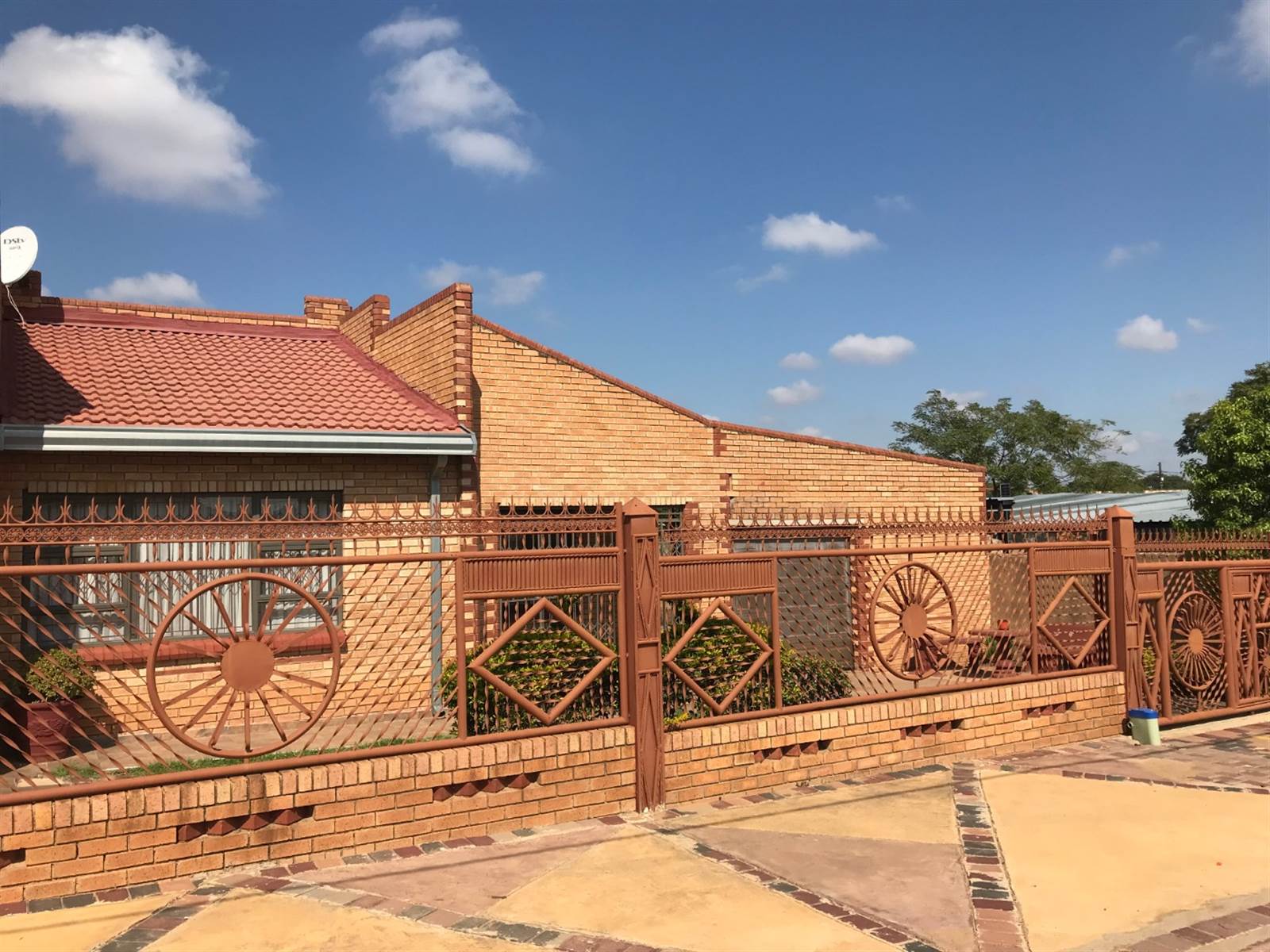 6 Bed House in Mabopane photo number 2