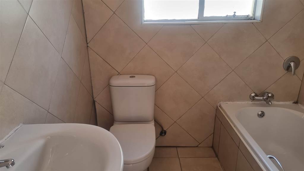 2 Bed House in Randfontein photo number 5