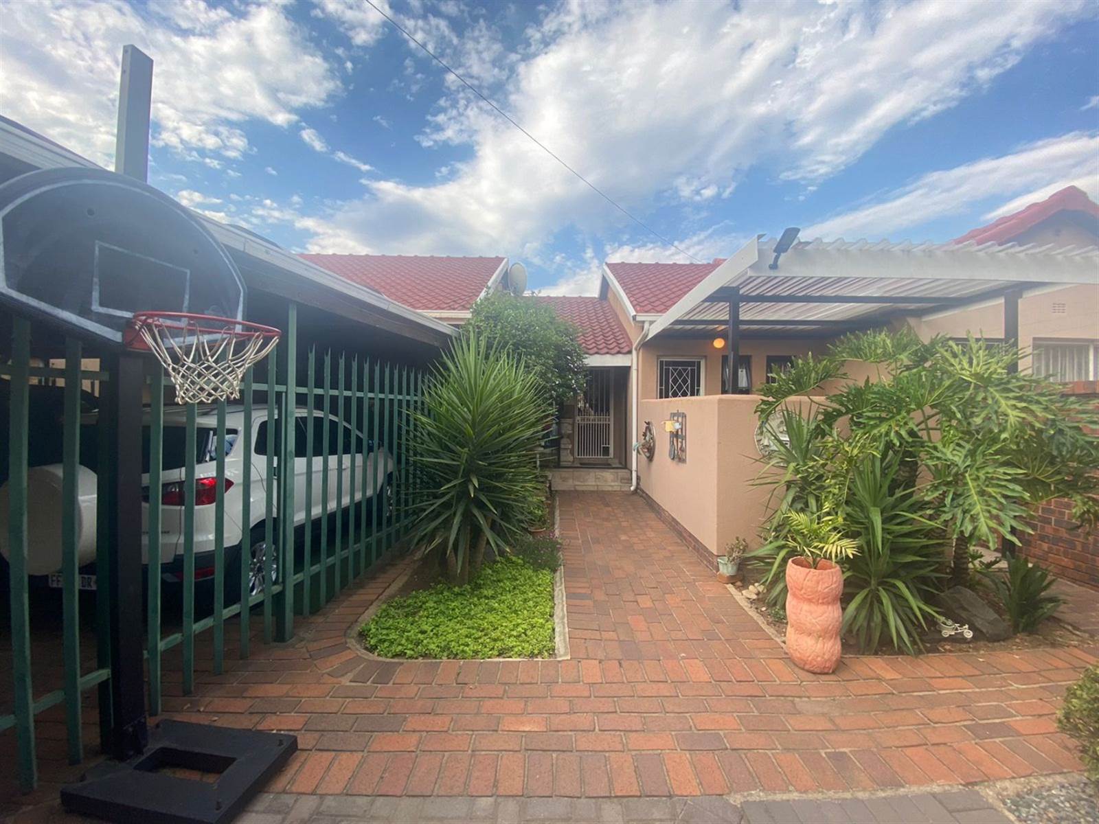 2 Bed Townhouse in Sunward Park photo number 25
