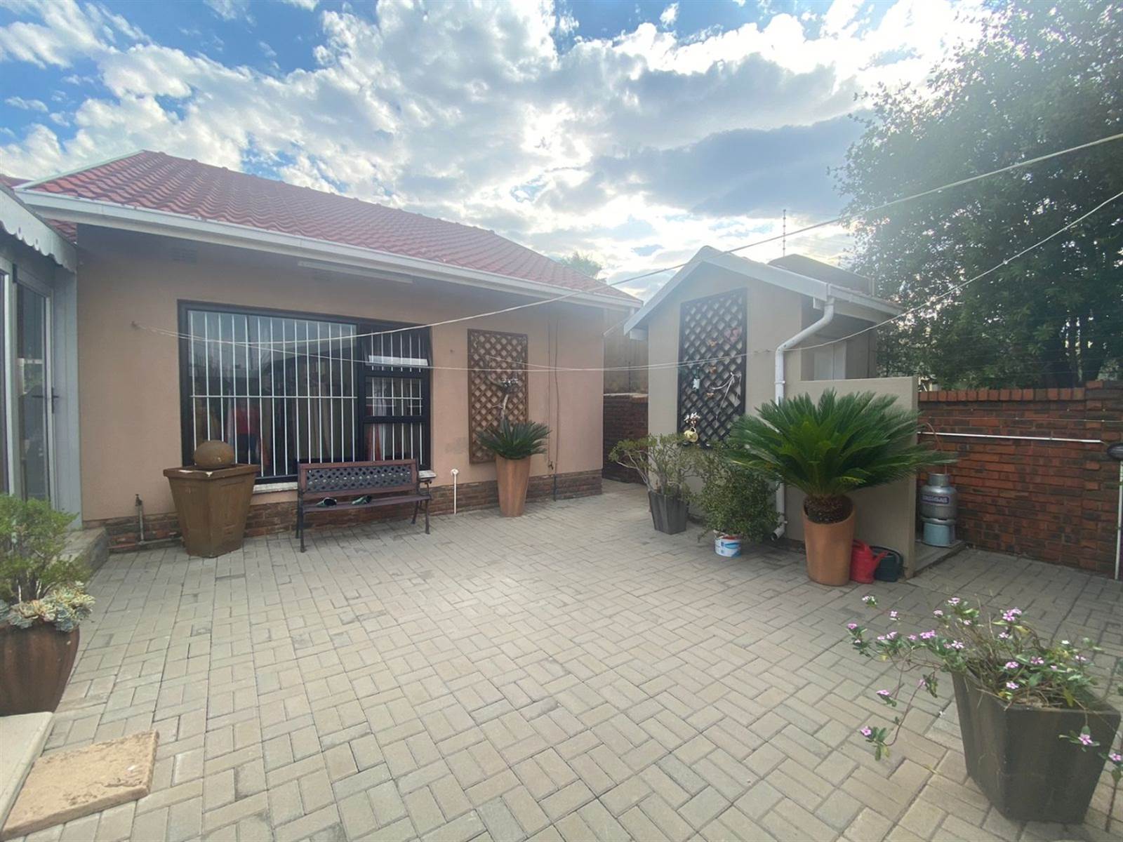 2 Bed Townhouse in Sunward Park photo number 22