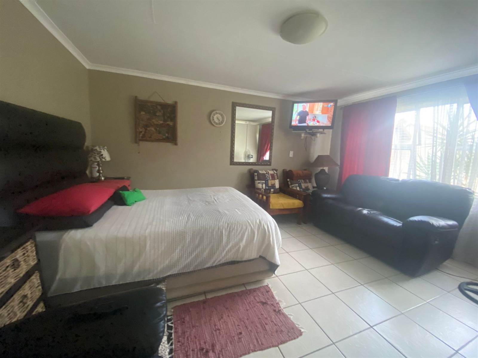 2 Bed Townhouse in Sunward Park photo number 10