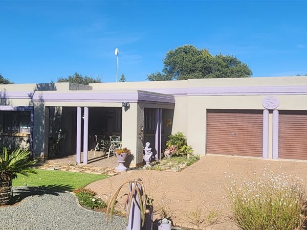 4300 m² Smallholding in Bloemfontein Farms