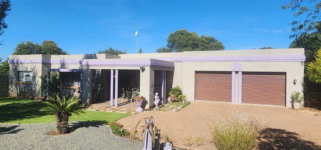 4300 m² Smallholding in Bloemfontein Farms photo number 1
