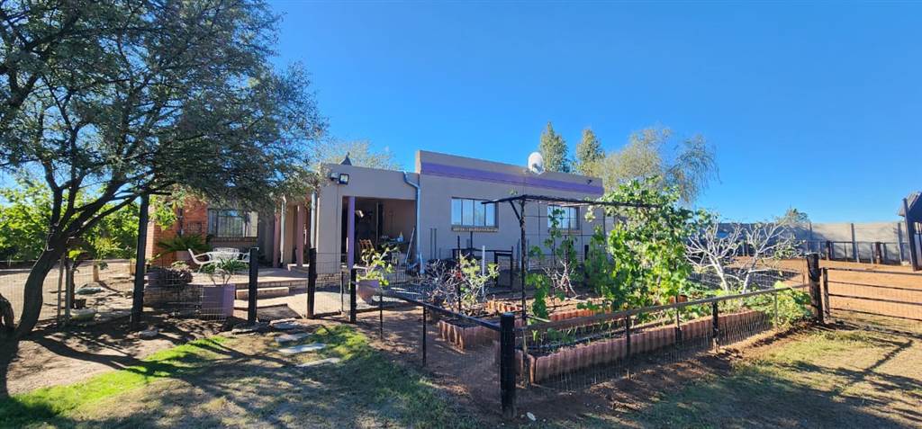 4300 m² Smallholding in Bloemfontein Farms photo number 2
