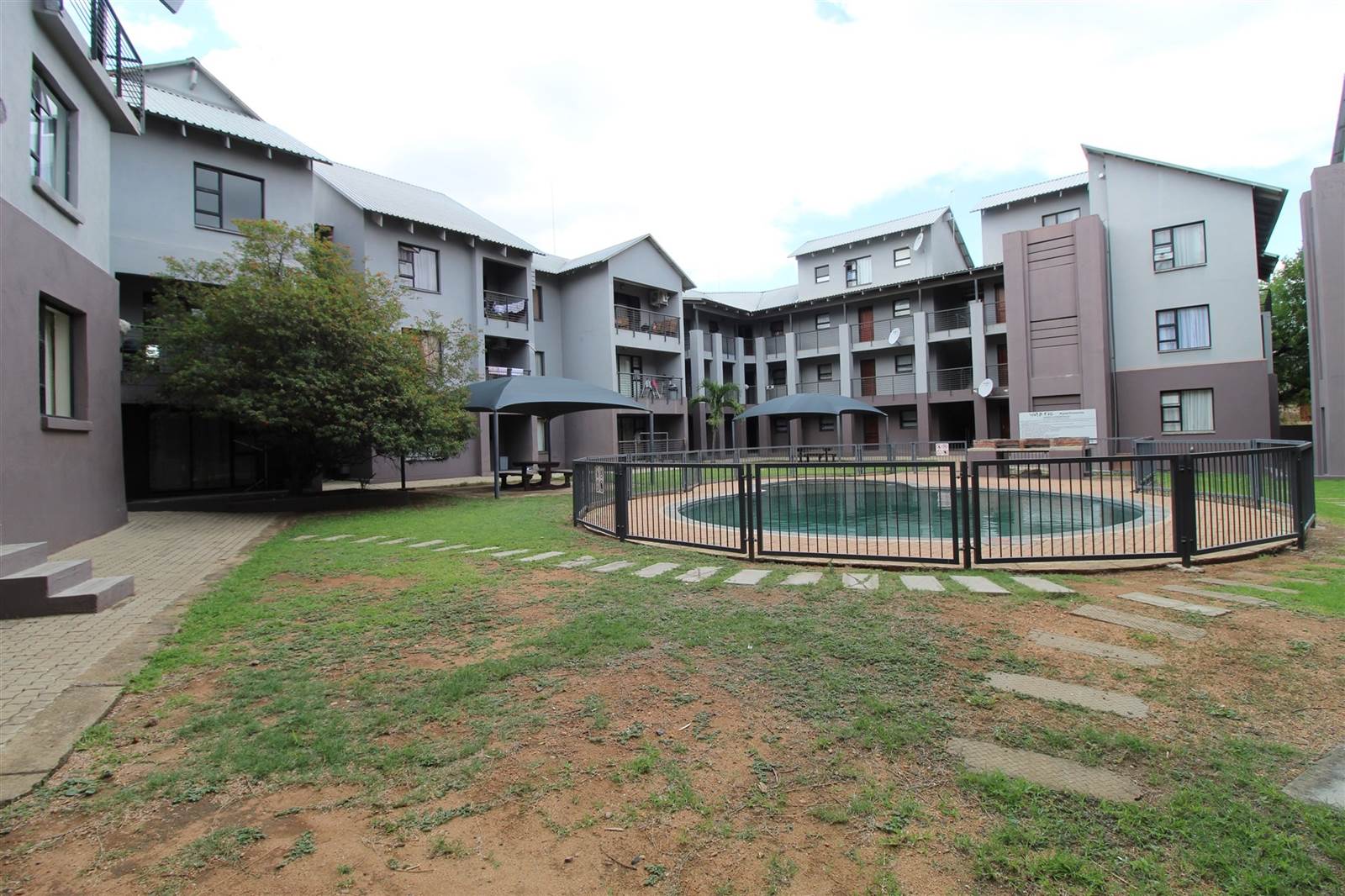 1 Bed Apartment in Hoedspruit photo number 10