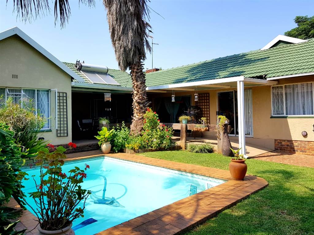 4 Bed House in Glen Marais photo number 8