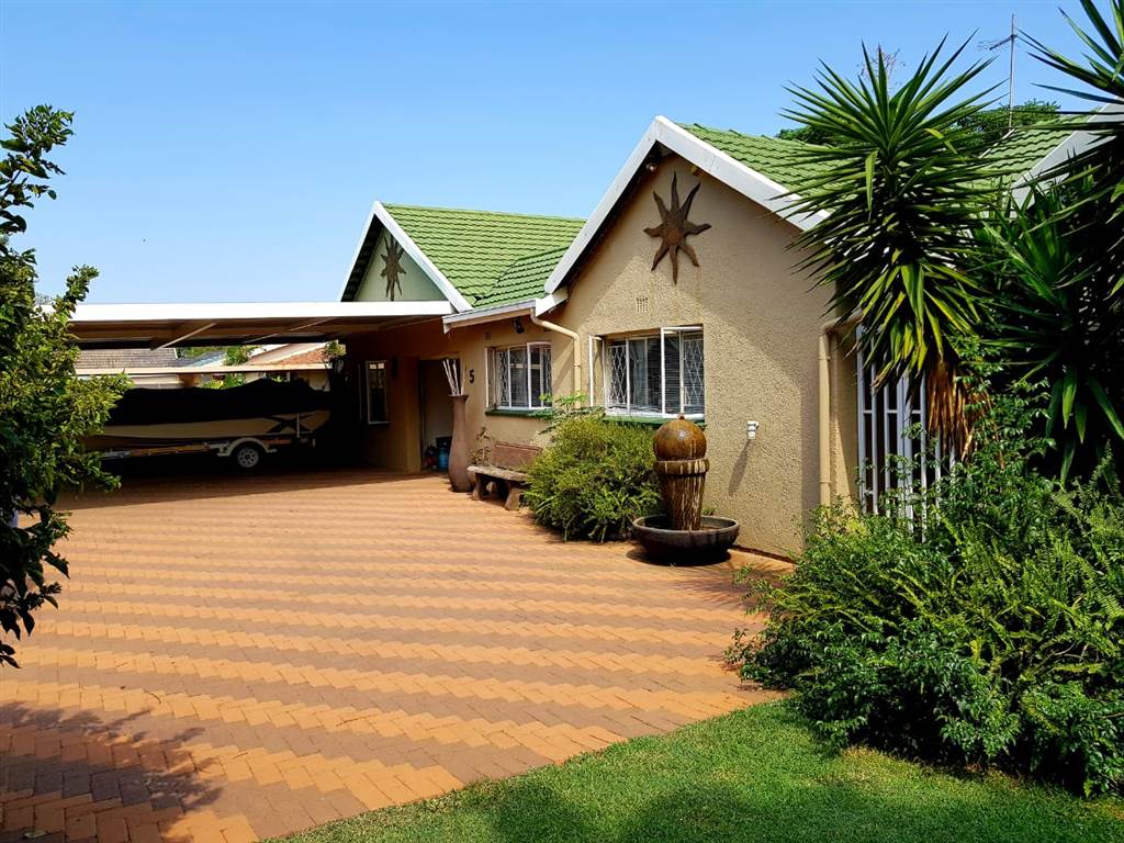 4 Bed House in Glen Marais photo number 4